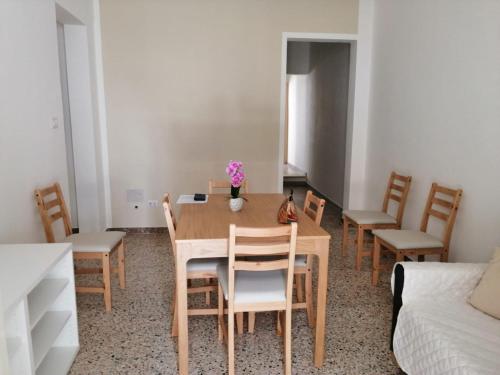 een eetkamer met een tafel en stoelen bij Santa Maria al Bagno - 5 min. dal mare in Santa Maria al Bagno