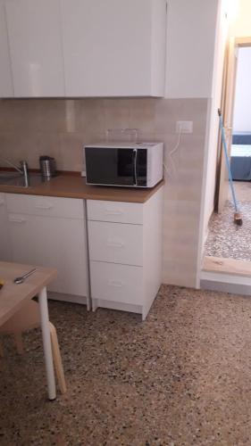 a kitchen with a counter with a microwave on it at Santa Maria al Bagno - 5 min. dal mare in Santa Maria al Bagno
