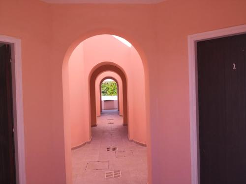 un pasillo naranja con un arco en un edificio en Seashell Apartments, en Pafos