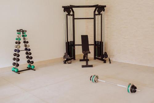 a room with a gym with a barbell at MANANCIAL HOTEL E EVENTOS in Manhuaçu