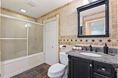 Koupelna v ubytování Lake Hamilton VI - Pool and Backyard Oasis