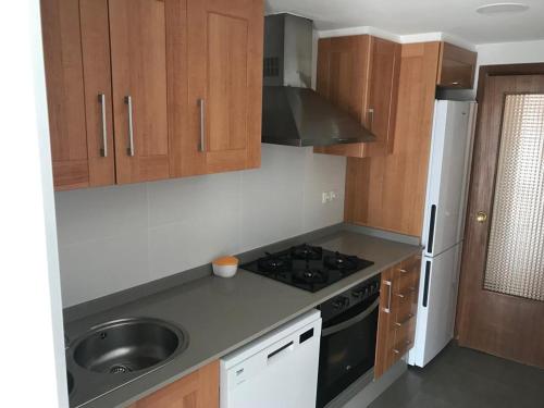 Kuchyň nebo kuchyňský kout v ubytování Apartamento en complejo residencial con piscina y garaje frente al mar