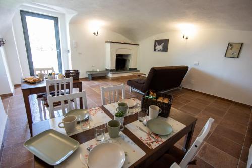 a kitchen and living room with a table and chairs at Palazzo d'Aquino in Boscoreale