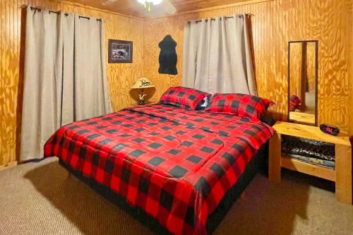 Ένα ή περισσότερα κρεβάτια σε δωμάτιο στο Broken Bow Cabin with Hot Tub, Near Hiking and Fishing