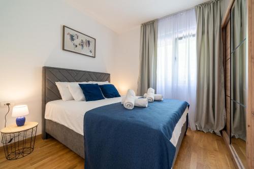 una camera da letto con un letto con due peluche sopra di Luxury dream view apartment a Kotor (Cattaro)