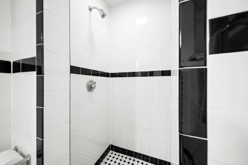 Koupelna v ubytování Cozy Up in 5BR Apt Near Charming Oak Square