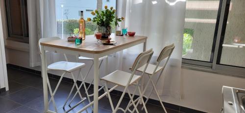 Une Escale en bord de Plage avec piscine et jardins