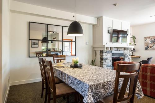 a kitchen and dining room with a table and chairs at Le Serein Condo Tremblant Les-Eaux in Mont-Tremblant