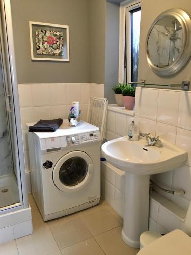 Ванная комната в Lovely Studio Room in the heart of Kingston upon Thames
