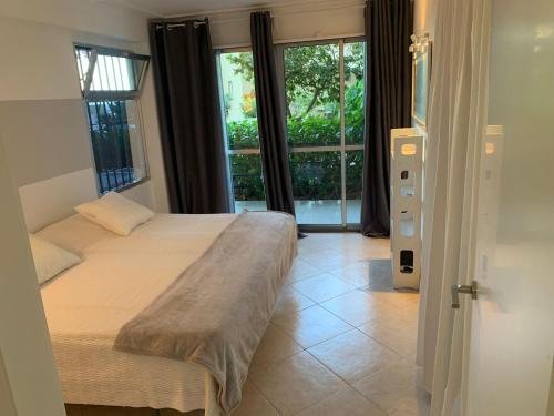 - une chambre avec un lit et une grande fenêtre dans l'établissement NEW Tranquilo apartamento a un paso de la playa y del centro, à Torremolinos