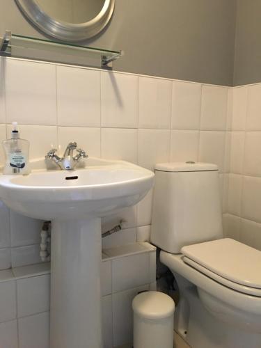 Ванная комната в Lovely Studio Room in the heart of Kingston upon Thames