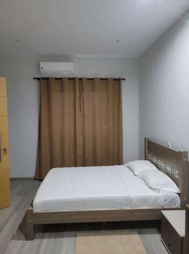 埃斯帕戈斯的住宿－ENZO APARTAMENTO T0，一间卧室配有一张床,窗户配有加热器