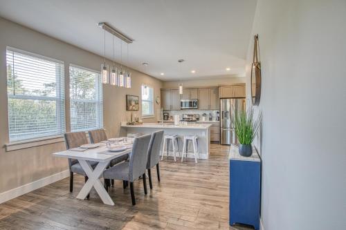 una cucina e una sala da pranzo con tavolo e sedie di Coral Beach Cottage a Ocean Shores