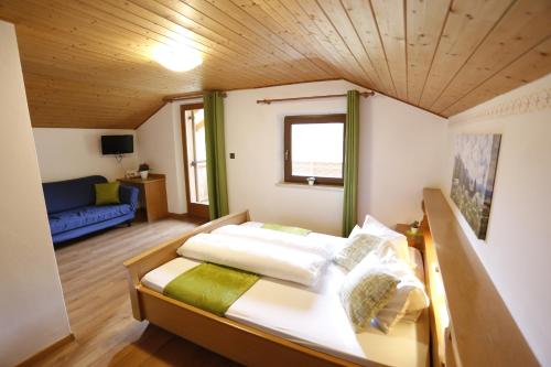 Postel nebo postele na pokoji v ubytování Almhotel Bergerhof