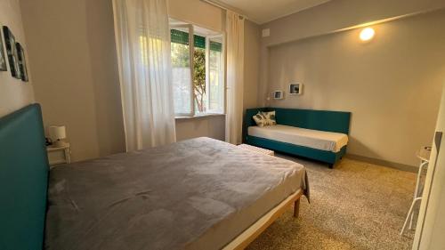 - une chambre avec 2 lits et une fenêtre dans l'établissement Bed and coffee Rooms Portoferraio, à Portoferraio