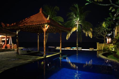 Bazén v ubytování Paradise Palm Beach Bungalows and Dive Center nebo v jeho okolí