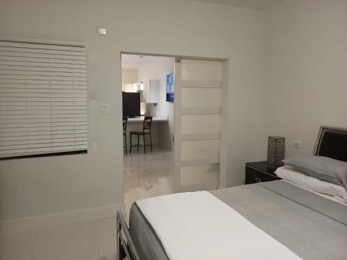 Dormitorio blanco con cama y mesa en Luxury 2 Bedroom Rooftop pool View unit #3, en Falmouth