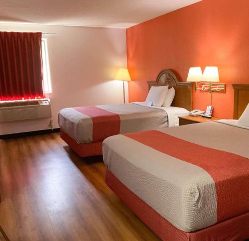 מיטה או מיטות בחדר ב-Motel 6-Hannibal, MO