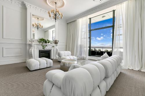 Ruang duduk di QV Stays Luxurious Heritage Style Hideaway