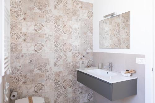 a bathroom with a sink and a mirror at FONTE D'OLIO CONERO RELAIS in Sirolo