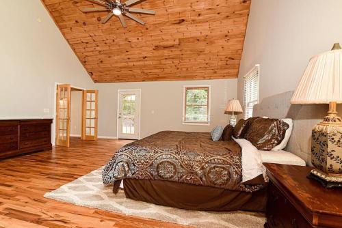 een slaapkamer met een bed en een houten plafond bij Black Mountain Beauty in Black Mountain
