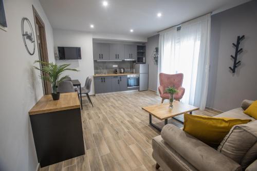 ein Wohnzimmer mit einem Sofa und einem Tisch in der Unterkunft Raise Averof Serviced Apartments in Athen