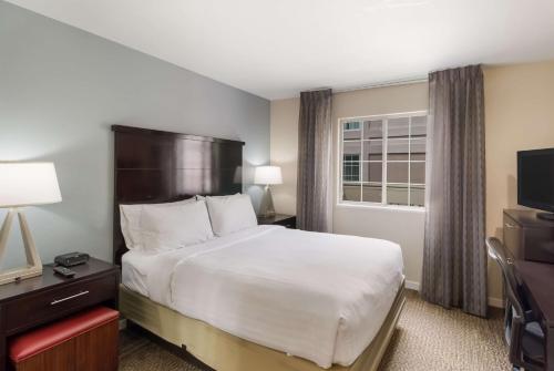 En eller flere senger på et rom på Sonesta ES Suites Torrance Redondo Beach