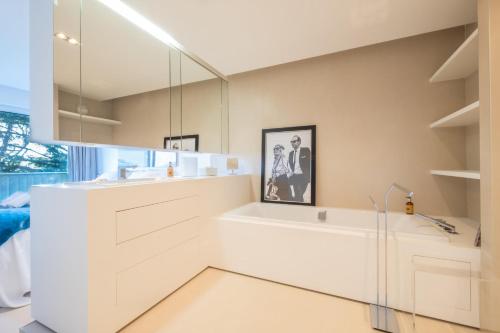 Elegant 3-Room Apartment with Terrace Pool & Island Views