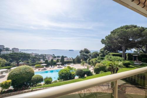 une vue depuis le balcon d'un complexe hôtelier avec piscine dans l'établissement  SERRENDY  3 pièces sur les hauteurs de Cannes dans domaine de standing !, à Cannes