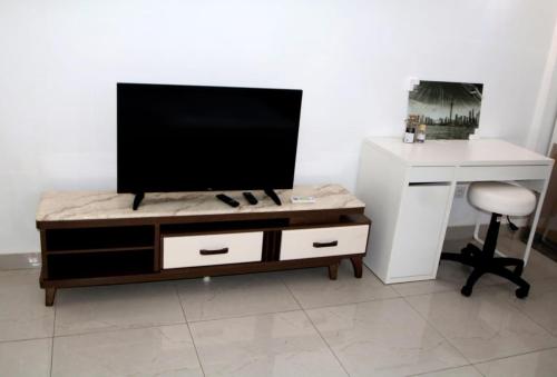 TV a/nebo společenská místnost v ubytování Octave's APT