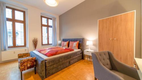 ein Schlafzimmer mit einem Bett mit roten Kissen darauf in der Unterkunft Stilvolle FeWo Augusta I in Görlitz