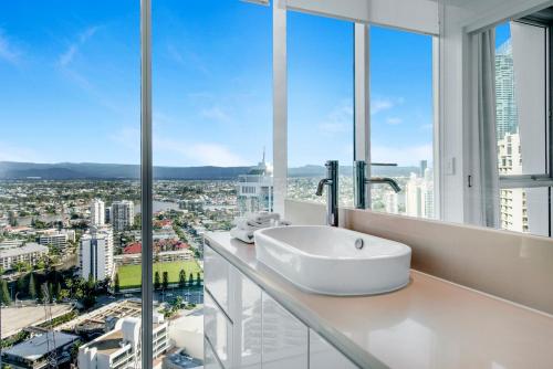 ゴールドコーストにあるH Residences - QStayのバスルーム(白いシンク、大きな窓付)