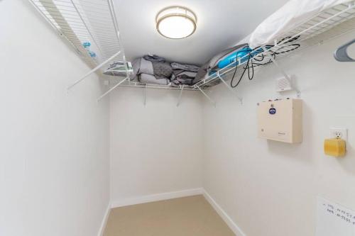 マイアミにあるStunning 2BR with Ocean View at Brickell, Free Parkingのベッドと照明付きの病室です。