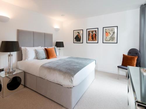 A bed or beds in a room at Luxury 4 bed home in Central London