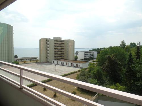 uma vista a partir da varanda de um edifício em Ferienpark Sierksdorf App 705 - Strandlage em Sierksdorf