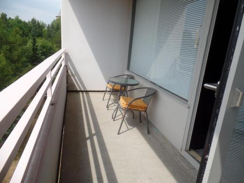 uma varanda com 2 cadeiras e uma mesa em Ferienpark Sierksdorf App 705 - Strandlage em Sierksdorf