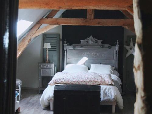 Un dormitorio con una cama grande en un ático. en Maison de campagne charmante près du Mans avec terrasse et cadre bucolique - FR-1-410-203, en Louplande