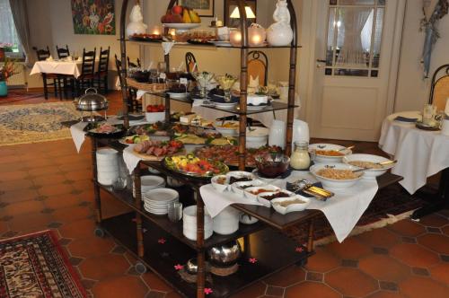 a buffet of food on a table in a room at Hotel Garni Kristinenhof in Bad Zwischenahn