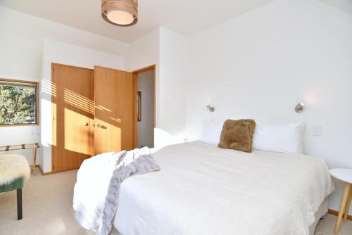 Łóżko lub łóżka w pokoju w obiekcie Bristol St - Christchurch Holiday Homes