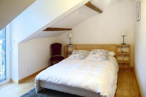 - une chambre mansardée avec un lit blanc dans l'établissement Holiday flat Fréhel - BRE02600-P, à Fréhel
