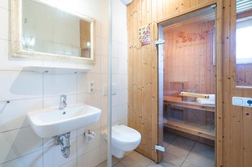y baño con lavabo y aseo. en Strandpark Sierksdorf H059, en Sierksdorf