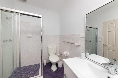 タンカリーにあるShoreline Unit 8のトイレとガラスのシャワー付きのバスルーム