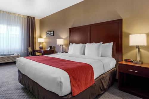 Säng eller sängar i ett rum på Comfort Inn Kent - Seattle