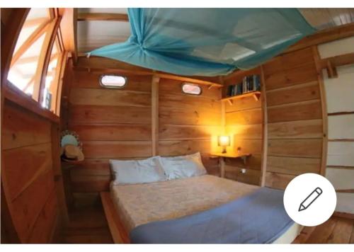 Sunset Double rooms - Auberge Polynésienne tesisinde bir odada yatak veya yataklar