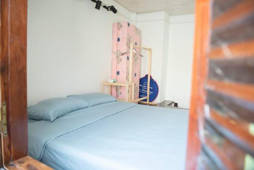 een slaapkamer met een blauw bed met een houten frame bij La Luna Quy Nhon in Quy Nhon