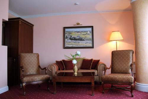 Ein Sitzbereich in der Unterkunft Stone Bridge Hotel