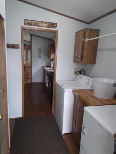 cocina con lavadora y secadora en una habitación en Kettle Moraine Lake House, en Campbellsport