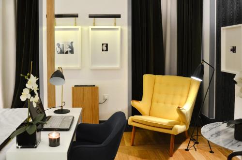 Ruang duduk di Browns Central Hotel