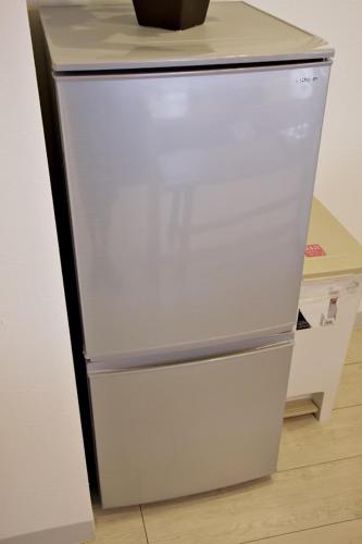 a white refrigerator with its door open in a kitchen at ゆかるひ前島501 in Tomari