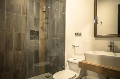 Un baño de Maui Hostels Playa del Carmen